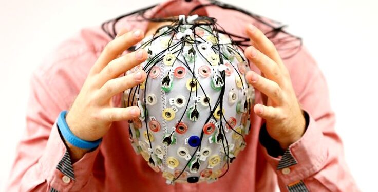 Test person Niklas Thiel poses with an electroencephalography (EEG) cap which measures brain activity, at the Technische Universitaet Muenchen (TUM) in Garching near Munich September 9, 2014. The researchers from TUM and the Technische Universitaet Berlin (team Phypa) try to find ways to control an airplane with computer translated brain impulses without the pilot touching the plane's controls. The solution, if achieved, would contribute to greater flight safety and reduce pilots' workload. Picture taken September 9, 2014.    REUTERS/Michaela Rehle (GERMANY - Tags: SCIENCE TECHNOLOGY SOCIETY TPX IMAGES OF THE DAY) - BM2EA9914OF01