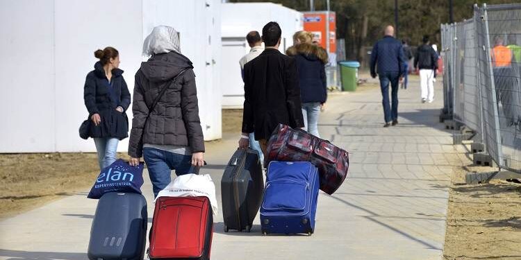 Nederland, Nijmegen, 21-4-2016
De noodopvang kamp Heumensoord wordt ontruimd en asielzoekers verlaten het kamp . Het COA brengt de asielzoekers elders onder om het tentenkamp op 1 mei leeg te hebben om met de afbraak te kunnen beginnen. 1 juni moet het terrein opgeleverd worden. per bus vertrekt men naar een ander azc . Iedereen mag twee koffers en wat handbagage meenemen. Vertrekkende bewoners nemen soms emotioneel afscheid van vrijwilligers en de laatste achterblijvers. In de afgelopen maanden zijn vele vriendschappen ontstaan.
Foto: Flip Franssen