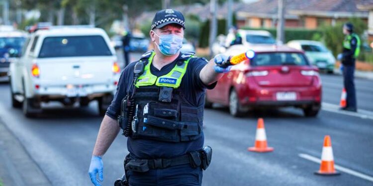 Police stop drivers at a checkpoint, set up in response to the state of Victoria's surge in coronavirus disease (COVID-19) cases and resulting suburb lockdowns, in Melbourne, Australia, July 2, 2020.  AAP Image/Daniel Pockett via REUTERS  ATTENTION EDITORS - THIS IMAGE WAS PROVIDED BY A THIRD PARTY. NO RESALES. NO ARCHIVE. AUSTRALIA OUT. NEW ZEALAND OUT