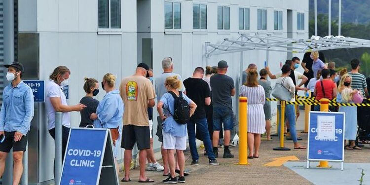 People line up for Covid-19 testing at Mona Vale Hospital's walk-in clinic in Sydney, Thursday, November 17, 2020. NSW broke its 12-day streak without locally acquired coronavirus cases on Wednesday, after a Sydney airport driver was confirmed to have the virus and two mystery cases popped up on the northern beaches. (AAP Image/Dean Lewins) NO ARCHIVING