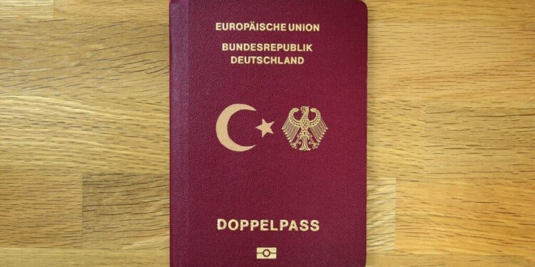 Avurpa Birliğine vizelerin kalkması gündemde. Bu haberlerde kullanılmak üzere Almanya pasaportu ve Türkiye Cumhuriyeti pasaportları.