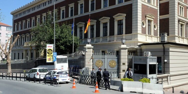 Almanyanın İstanbul Başkonsolosluğunda şüpheli paket, polis tarafından kontrollü olarak patlatıldı. (Fotoğraf : Mustafa Özdabak)