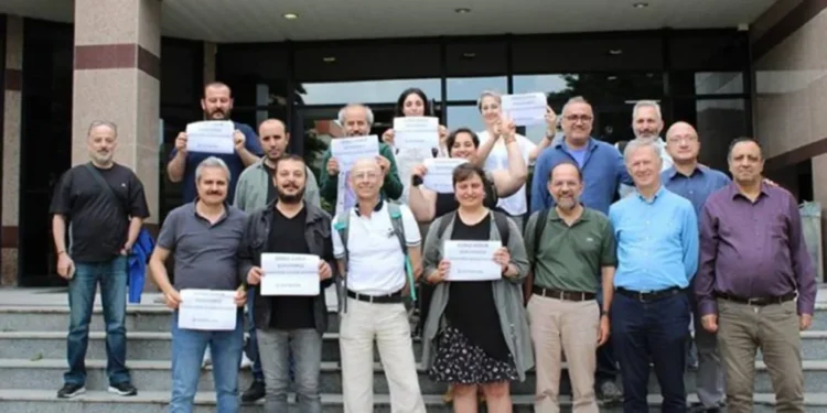 Barış Akademisyeni Güven Bakırezer, mahkeme kararı üzerine Kocaeli Üniversitesi’nde görevine tekrar başladı.