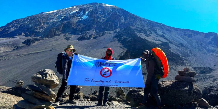 Time to Help UK gönüllüleri, yoksulluğa dikkat çekmek Afrika’nın zirvesi Kilimanjaro’ya tırmandı