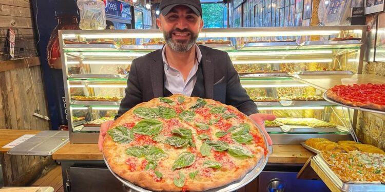 Diyarbakır'dan Kanada'ya, sonra da ABD'ye taşınan ve New York'ta pizza restoranını işleten Hakkı Akdeniz'in hikayesi belgesel oldu.