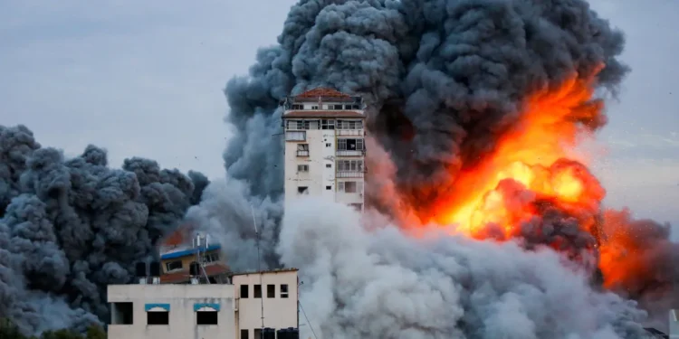 İsrail ordusu Gazze’deki yaklaşık 1,1 milyon sivile evlerini terk edip Güney’e gitmeleri için 24 saat süre verdi.