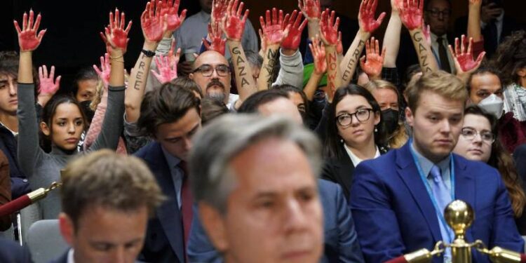 ABD Dışişleri Bakanı Antony Blinken, senatoda yapılan bir toplantıda İsrail'in Gazze saldırıları nedeniyle protesto edildi.