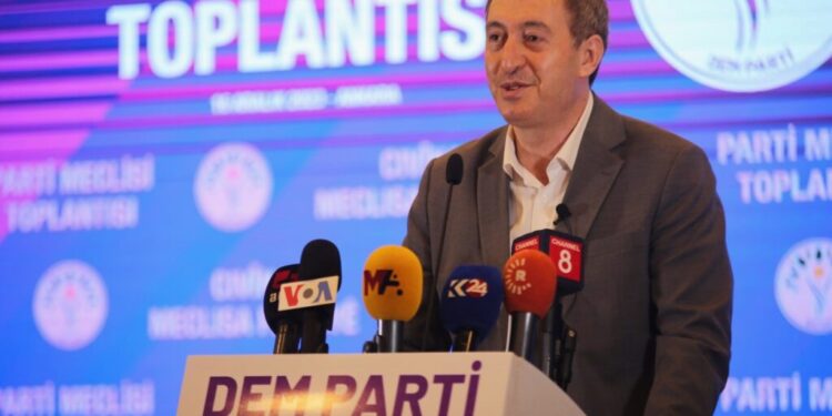 DEM Parti) Parti Meclisi, ‘siyasal gelişmeler ve yerel seçim’ gündemiyle genel merkez binasında toplandı.