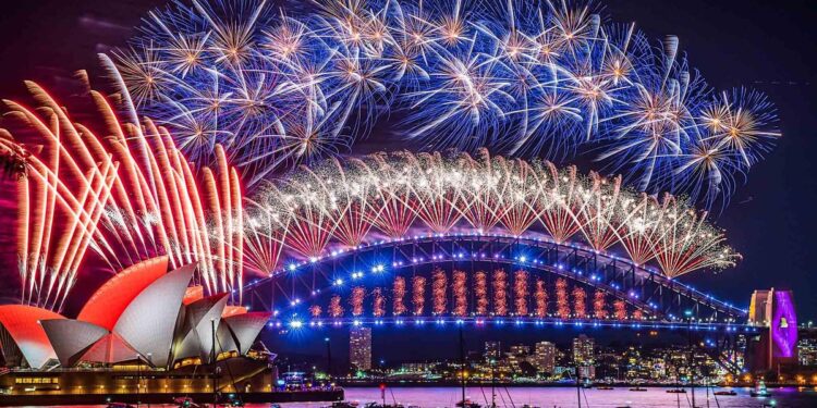 Sidney, Harbour Köprüsü renkli ışık gösterileriyle aydınlandı, hava fişek gösterileri de dakikalarca sürdü.