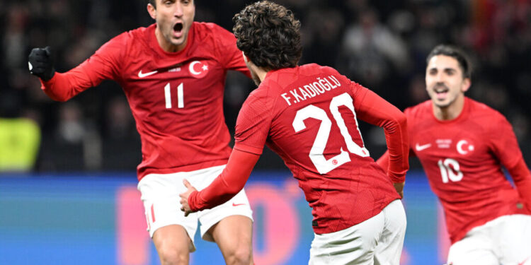 Euro 2024 Avrupa Şampiyonası’na katılacak son 3 ülkeyi belirlemek için oynanan play-off yarı final maçlarında rakiplerini yenen Yunanistan ve Gürcistan, Türkiye’nin grubunda yer alabilmek için finalde karşı karşıya gelecek.