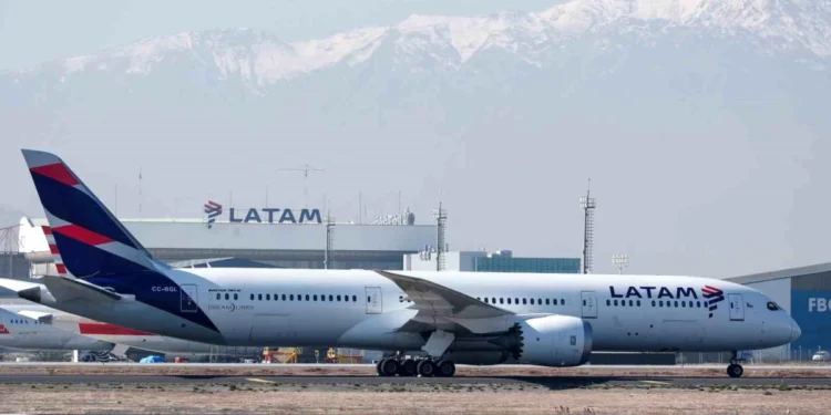 Sidney kentinden Yeni Zelanda'nın Auckland kentine giden LATAM Hava Yolları'na ait Boeing 787 tipi yolcu uçağı, ani irtifa kaybı yaşadı.