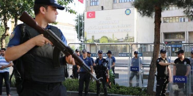 Diyarbakır Büyükşehir Belediyesi Eş Başkanları Serra Bucak ve Doğan Hatun, kayyım yönetiminin 2 milyar 438 milyon TL borç bıraktı.