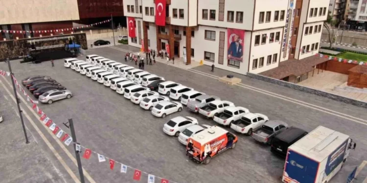 Yunusemre Belediyesi’nin ihtiyaç fazlası 48 aracı 100. Yıl Meydanı’nda sergilendi.