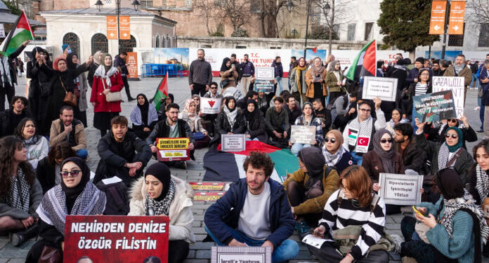 1 Mayıs’ta Taksim’de ‘İsrail’le ticareti son verilsin’ sloganı atan Filistin İçin Bin Genç grubuna üye 13 kişiden 5’i, AKP’li Cumhurbaşkanı Erdoğan’a hakaret suçlamasıyla tutuklandı.