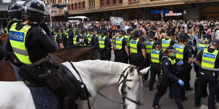 Melbourne'deki protestoya katılan isimlerden Filistin Hakları Ağı Başkanı Mashni, polisin göstericiler ile arasında gerginlik patlak vermeden önce eylemcilere karşı biber gazı kullandığını söyledi.