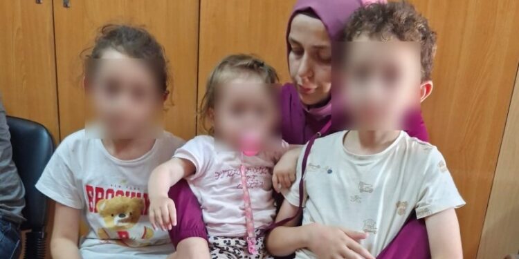 Bylock'tan alığı ceza Yargıtay'da bekleyen ve Yunanistan'a geçmeye çalışmakla suçlanan Işıktaş'ın çocuklarıyla birlikte Edirne Adliyesi'nde çekilen fotoğrafını paylaştı ve tutuklamaya tepki gösterdi.