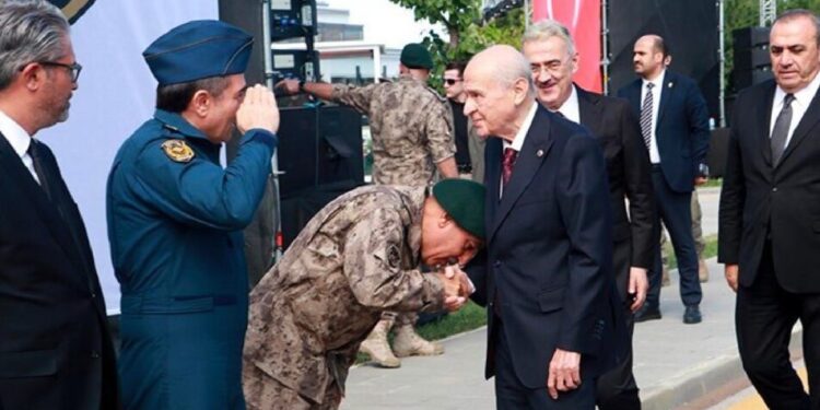 Gazeteci Murat Yetin, Bahçeli'nin Polis Özel Harekat başkanına el öptürmesinin bir güç göstergesi olduğunu belirtti.